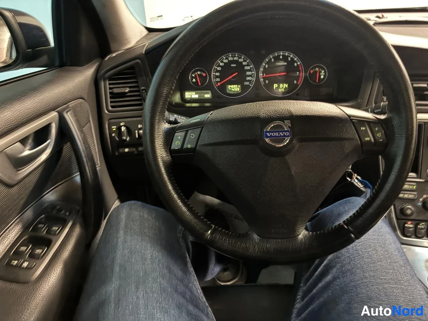 Sininen Volvo S60 2005, ohjaamo, kuva 7
