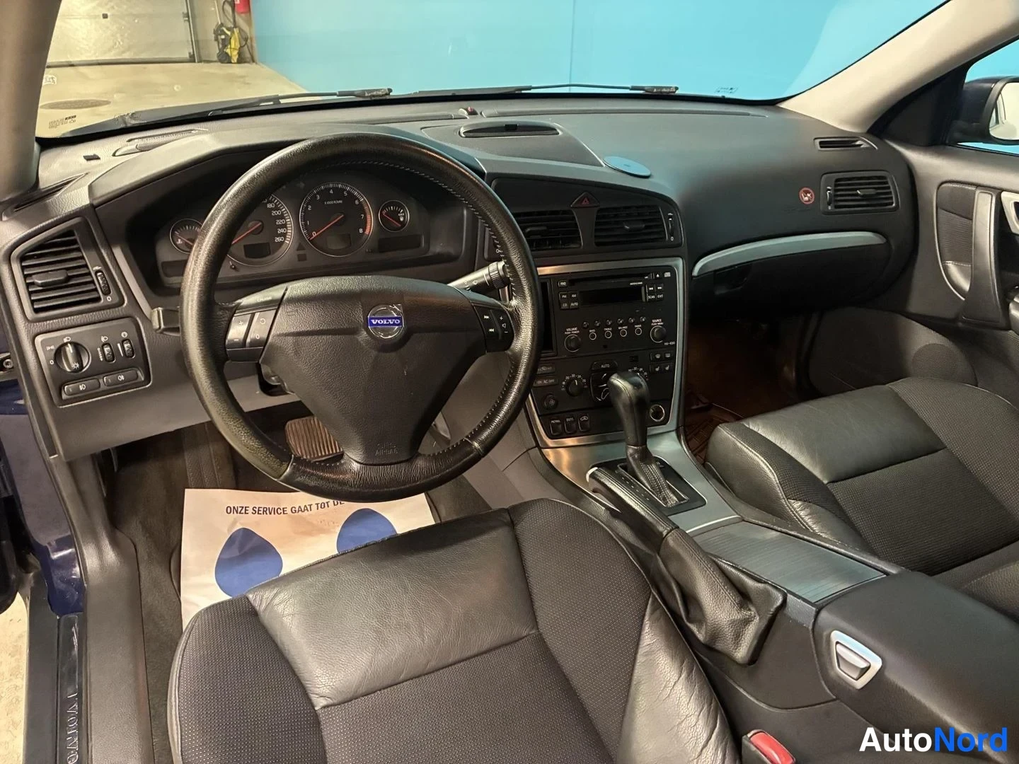 Sininen Volvo S60 2005, ohjaamo, kuva 8