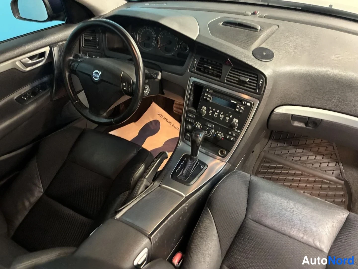 Sininen Volvo S60 2005, ohjaamo, kuva 9