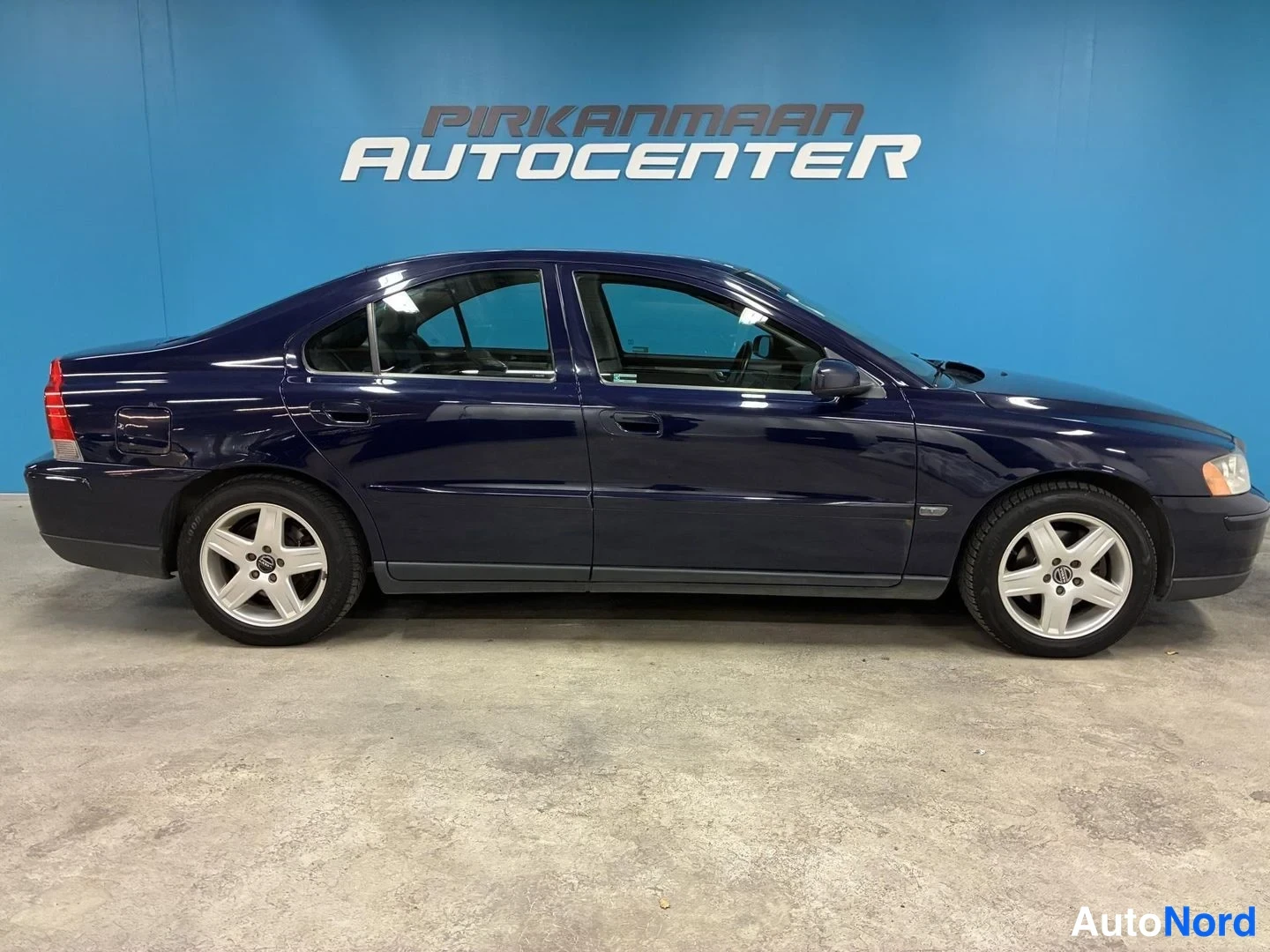 Sininen Volvo S60 2005, sivulta, kuva 3