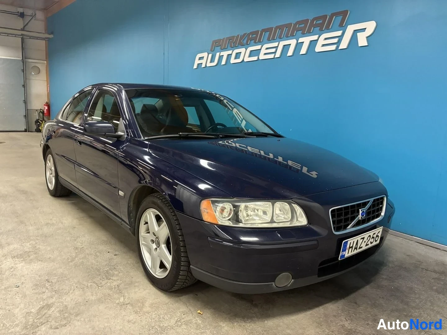Sininen Volvo S60 2005, etuviisto, keula oikealle, kuva 2
