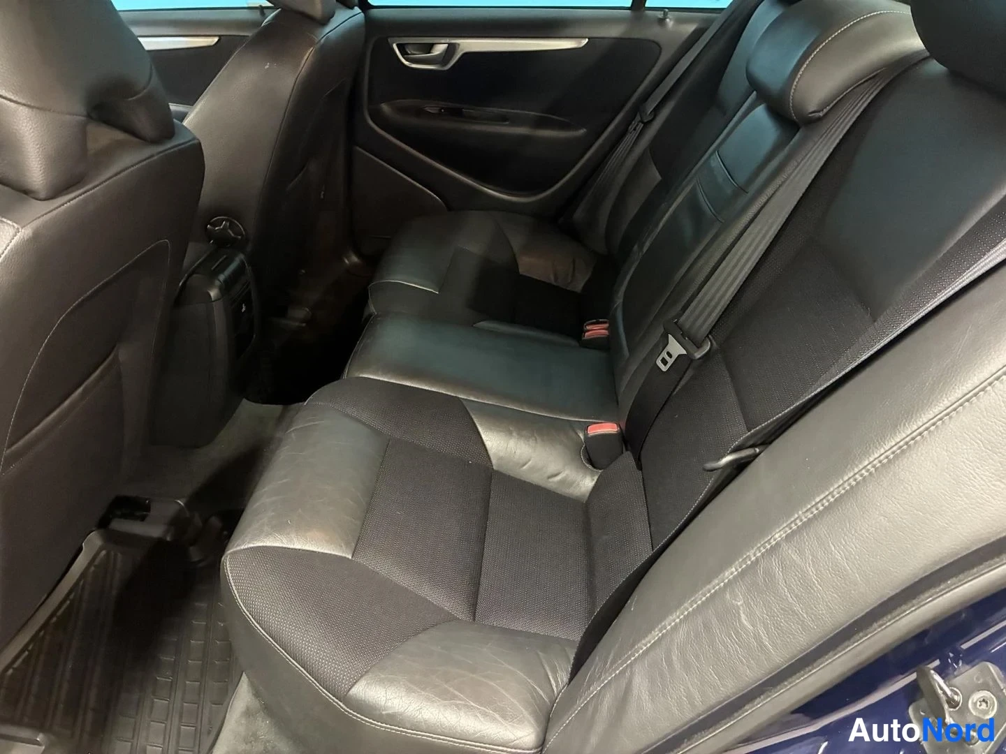 Sininen Volvo S60 2005, takaistuimet, kuva 12