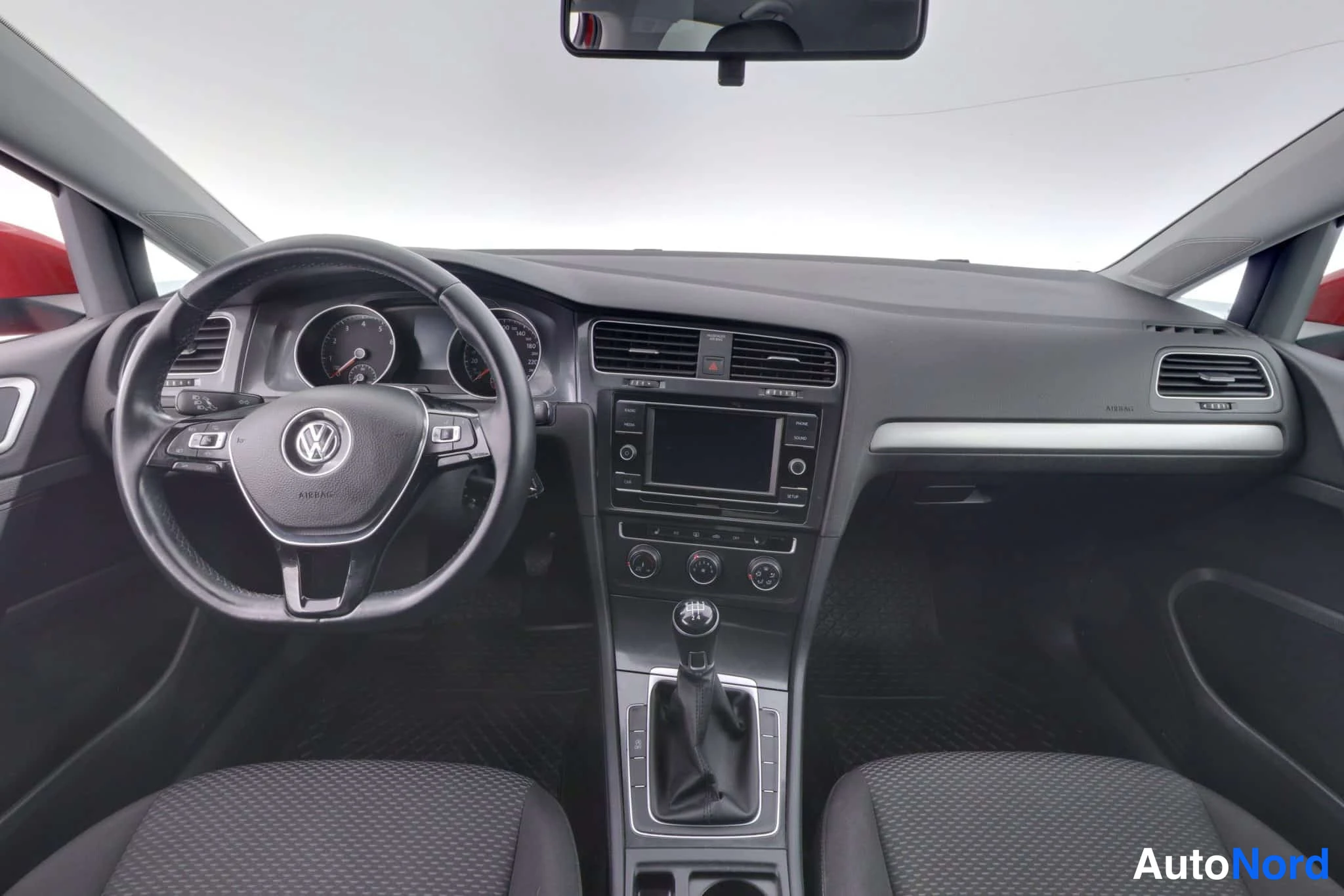 Punainen Volkswagen Golf 2019, kuva 13