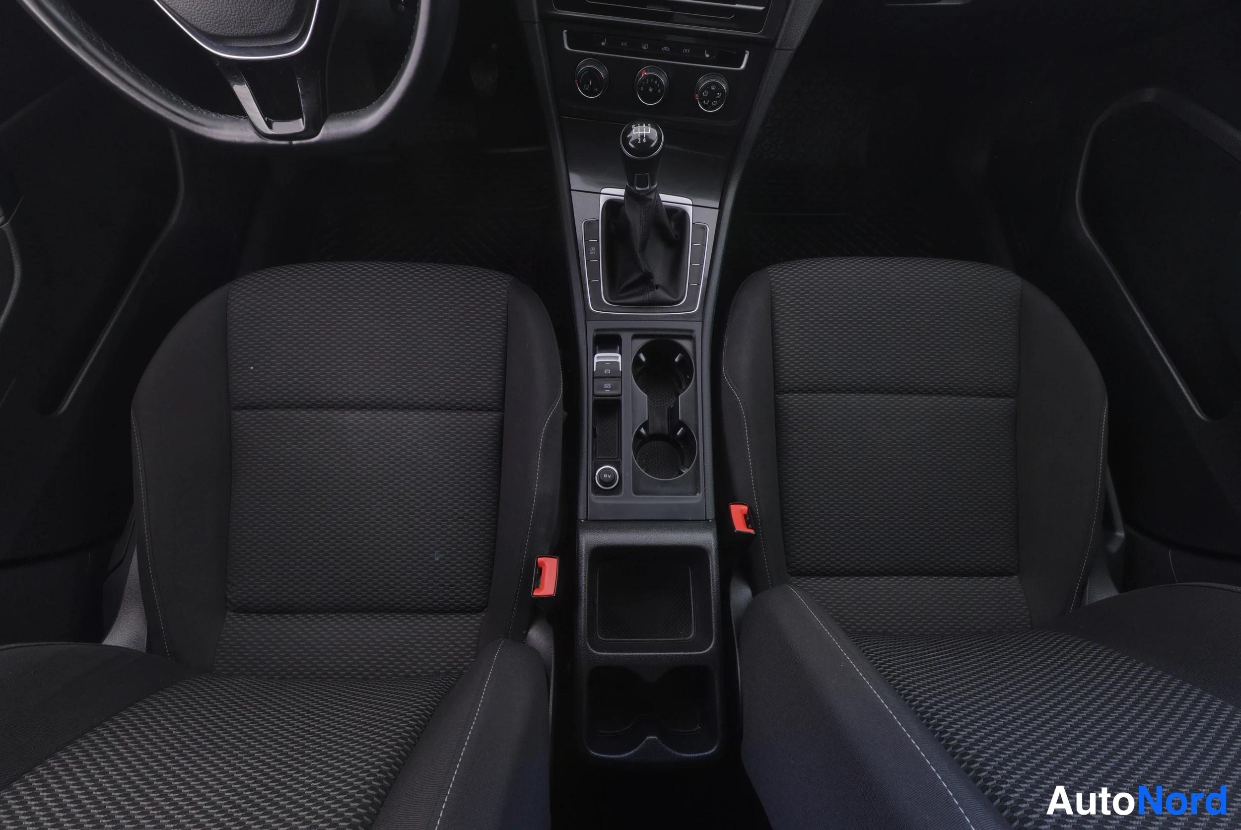 Punainen Volkswagen Golf 2019, kuva 18
