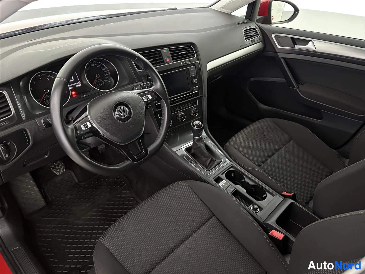 Punainen Volkswagen Golf 2019, kuva 20