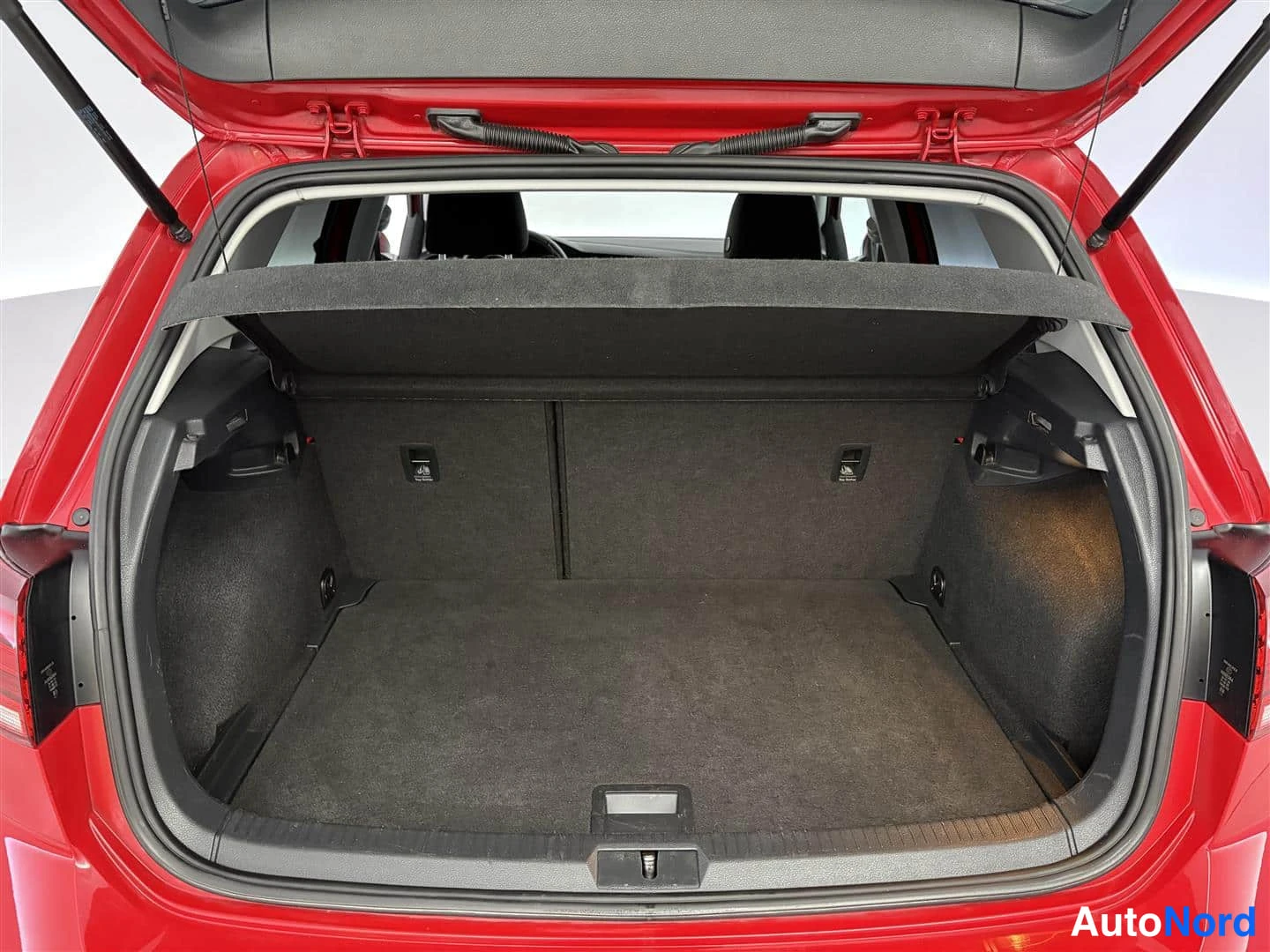 Punainen Volkswagen Golf 2019, kuva 22