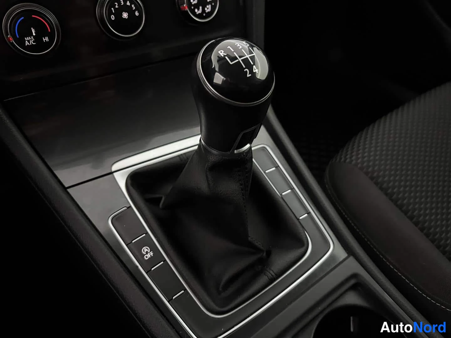 Punainen Volkswagen Golf 2019, kuva 25