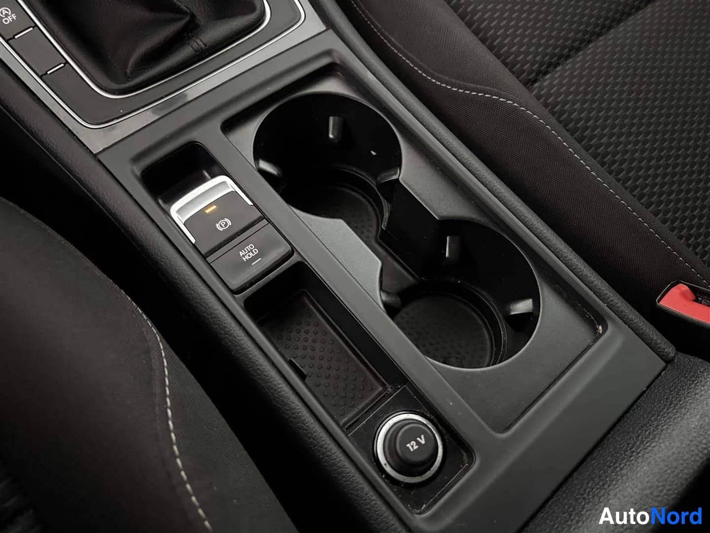 Punainen Volkswagen Golf 2019, kuva 26