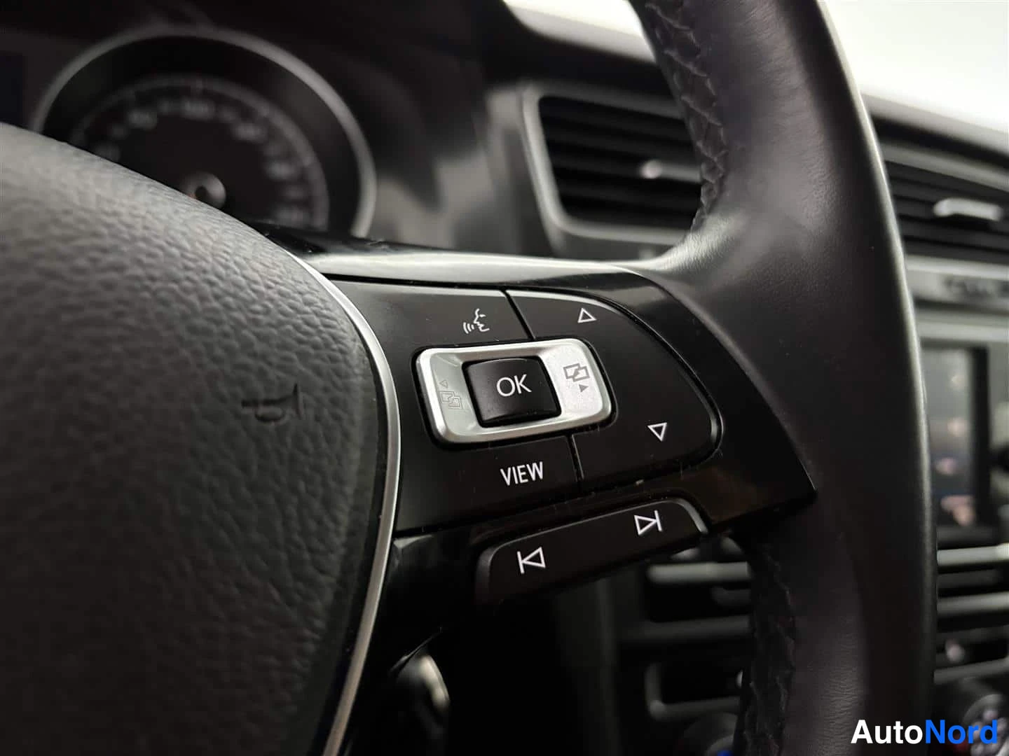 Punainen Volkswagen Golf 2019, kuva 30