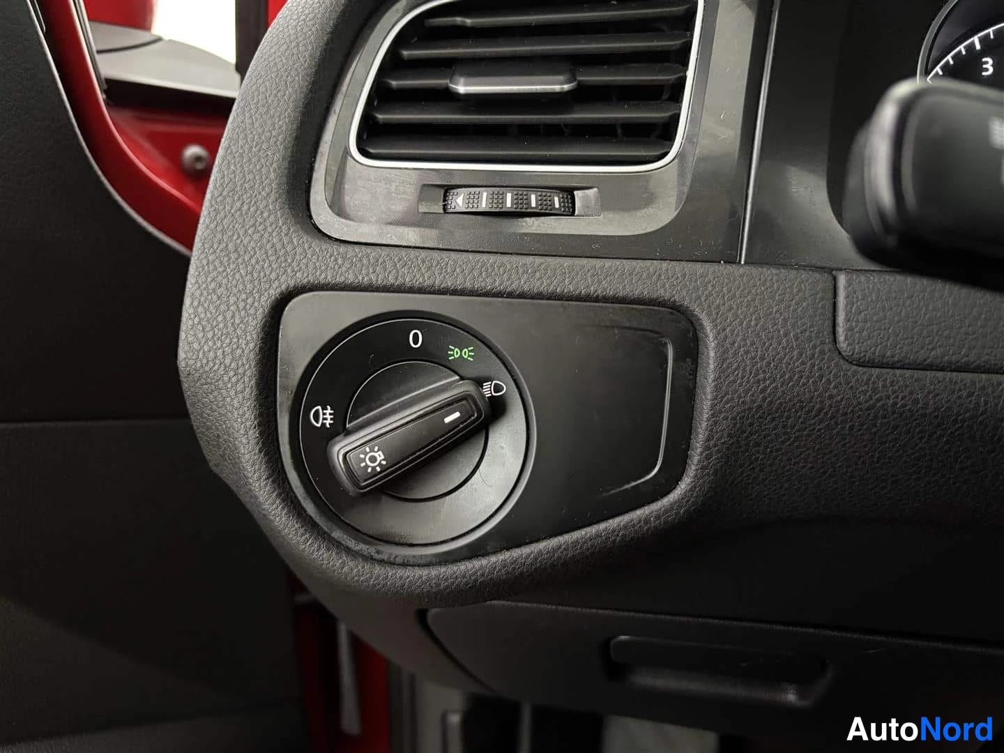 Punainen Volkswagen Golf 2019, kuva 34
