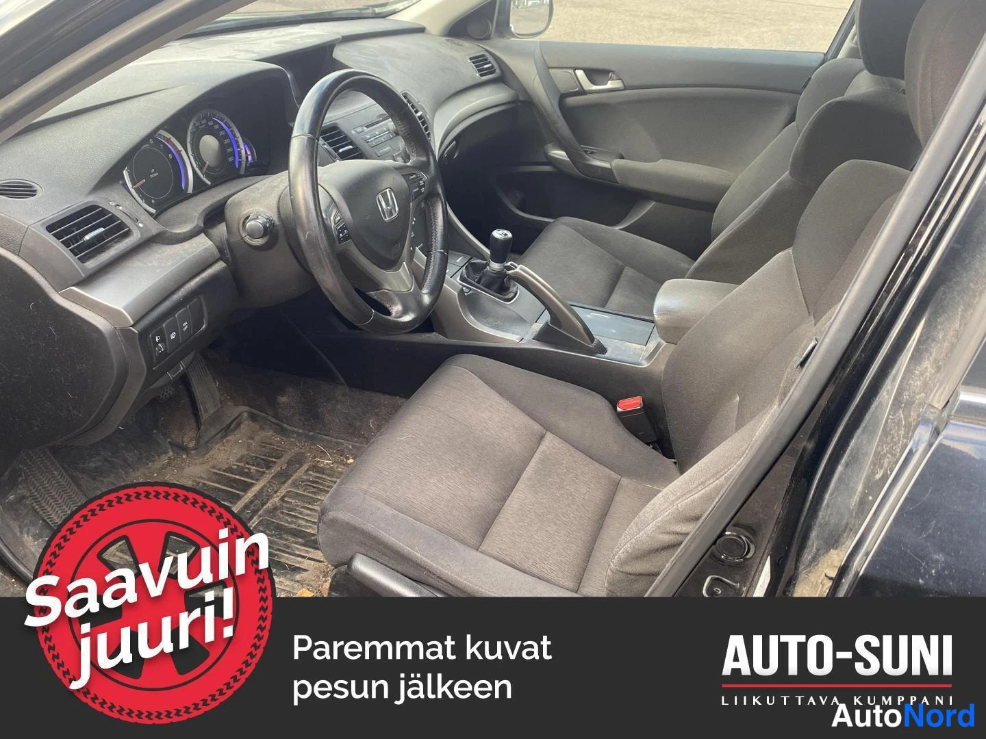 Musta Honda Accord 2011, ohjaamo, kuva 3
