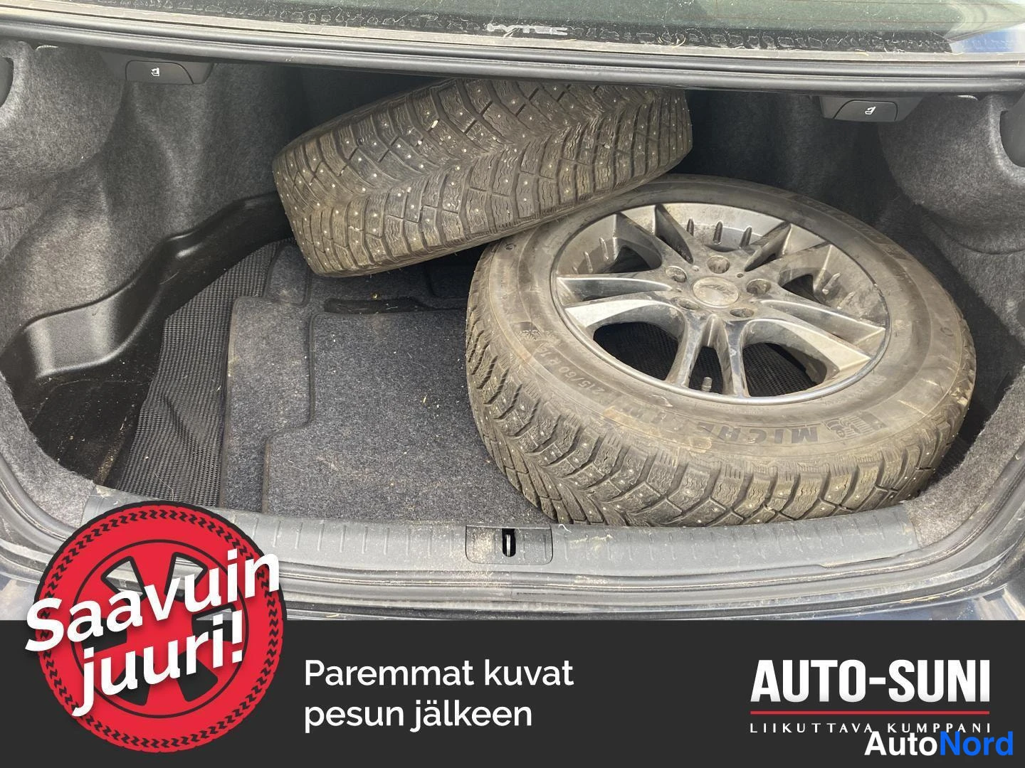 Musta Honda Accord 2011, tavaratila, kuva 7