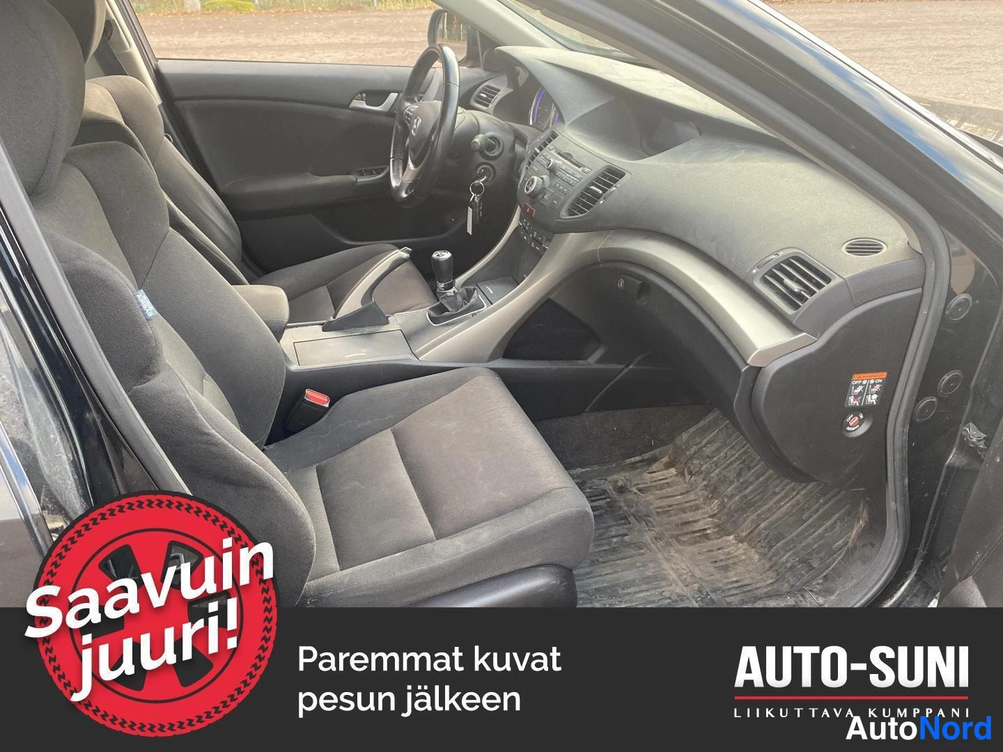 Musta Honda Accord 2011, ohjaamo, kuva 4
