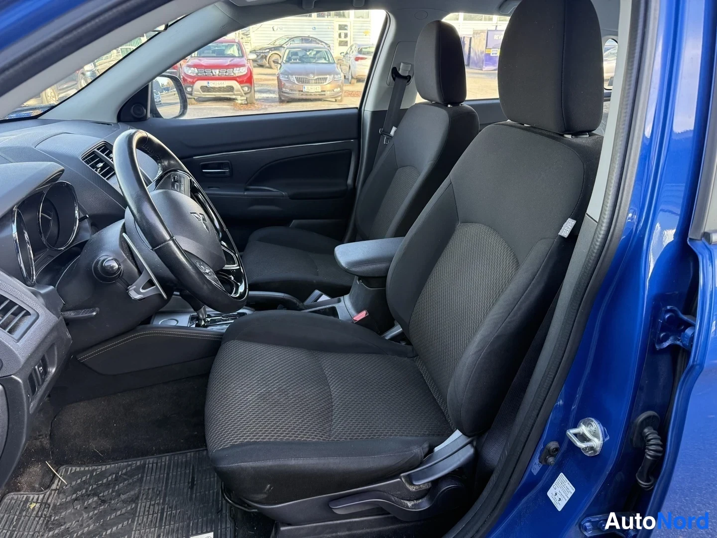 Sininen Mitsubishi ASX 2020, etuistuimet, kuva 3