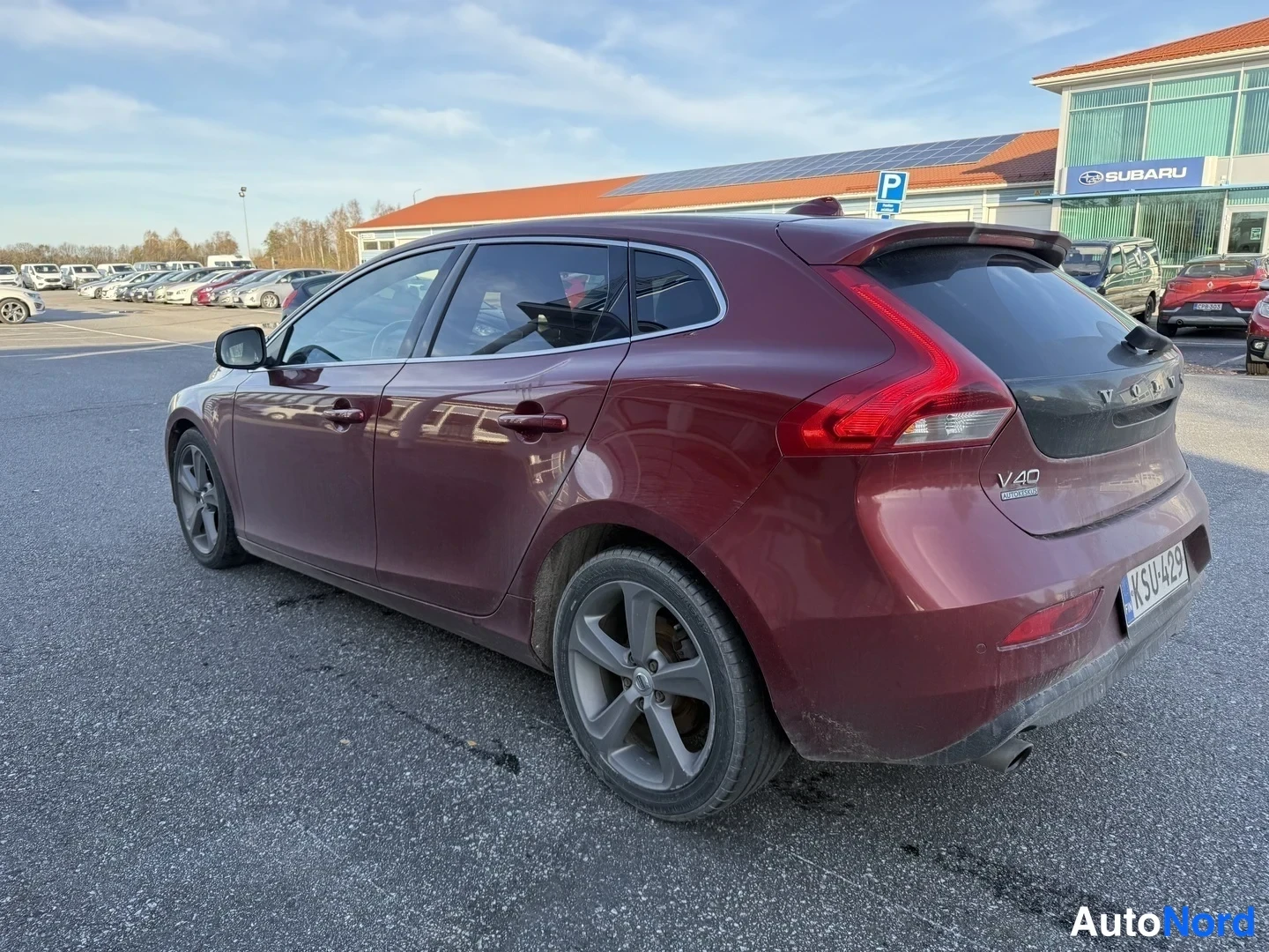 Punainen Volvo V40 2017, takaviisto, kuva 2