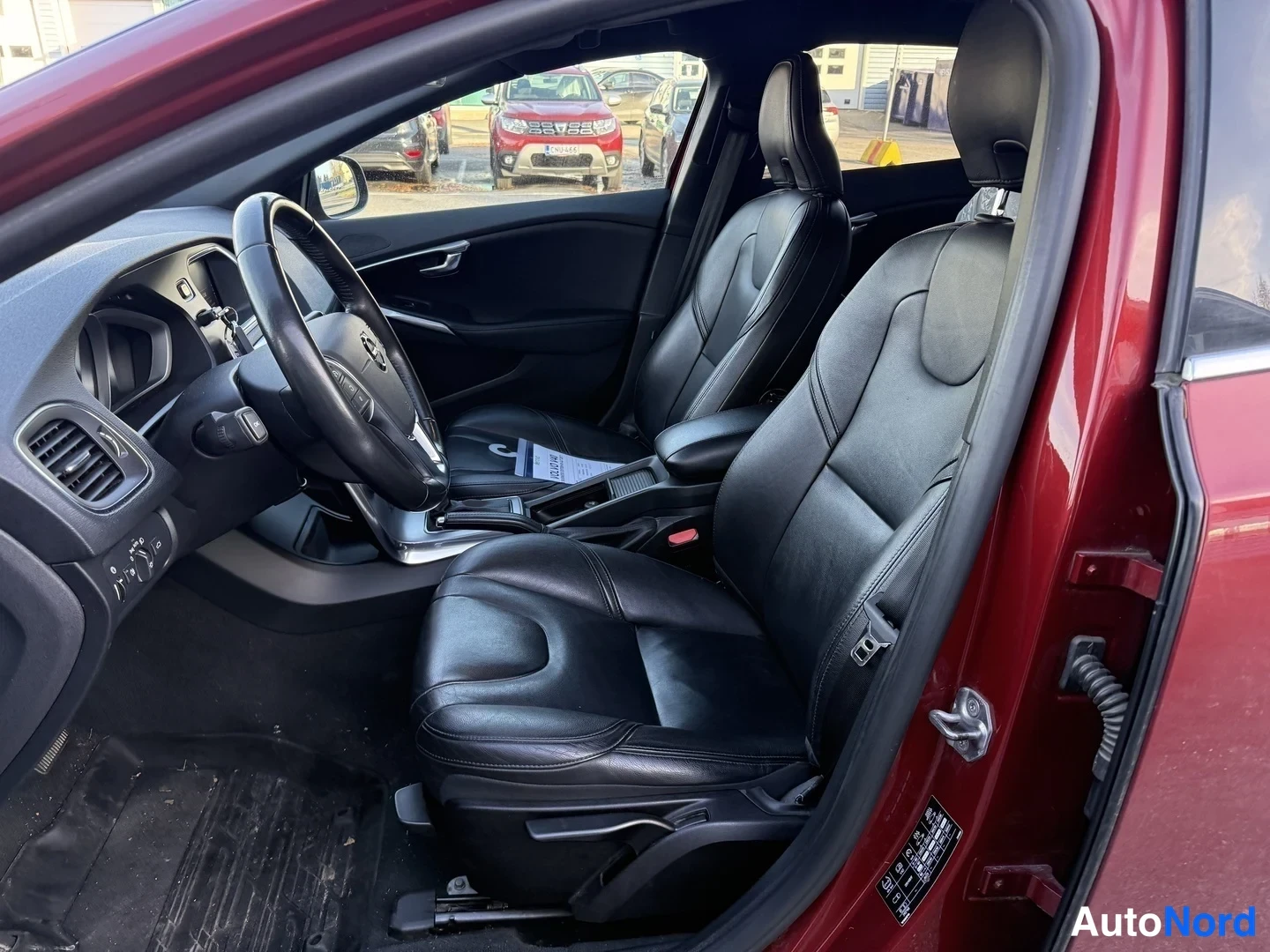Punainen Volvo V40 2017, etuistuimet, kuva 3