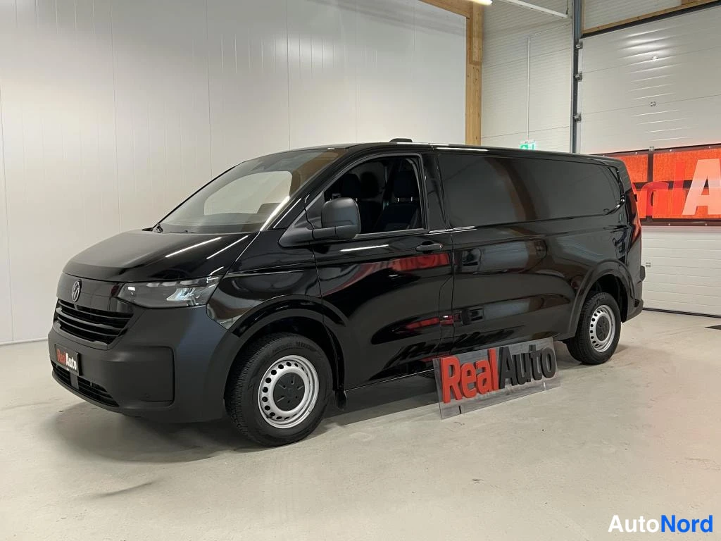 Musta Volkswagen Transporter 2025, etuviisto, keula vasemmalle, kuva 2