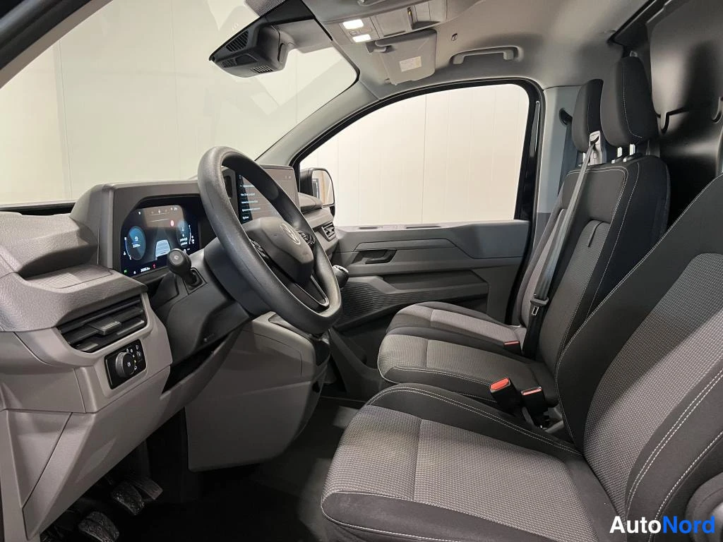 Musta Volkswagen Transporter 2025, etuistuimet, kuva 12