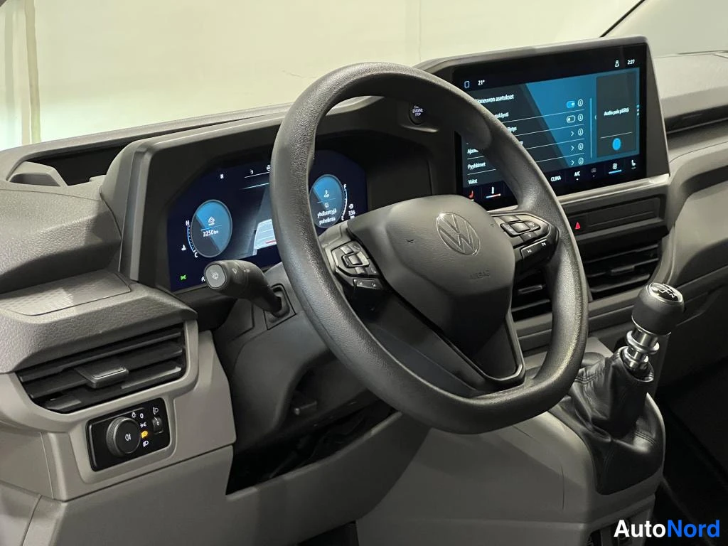 Musta Volkswagen Transporter 2025, ohjaamo, kuva 9