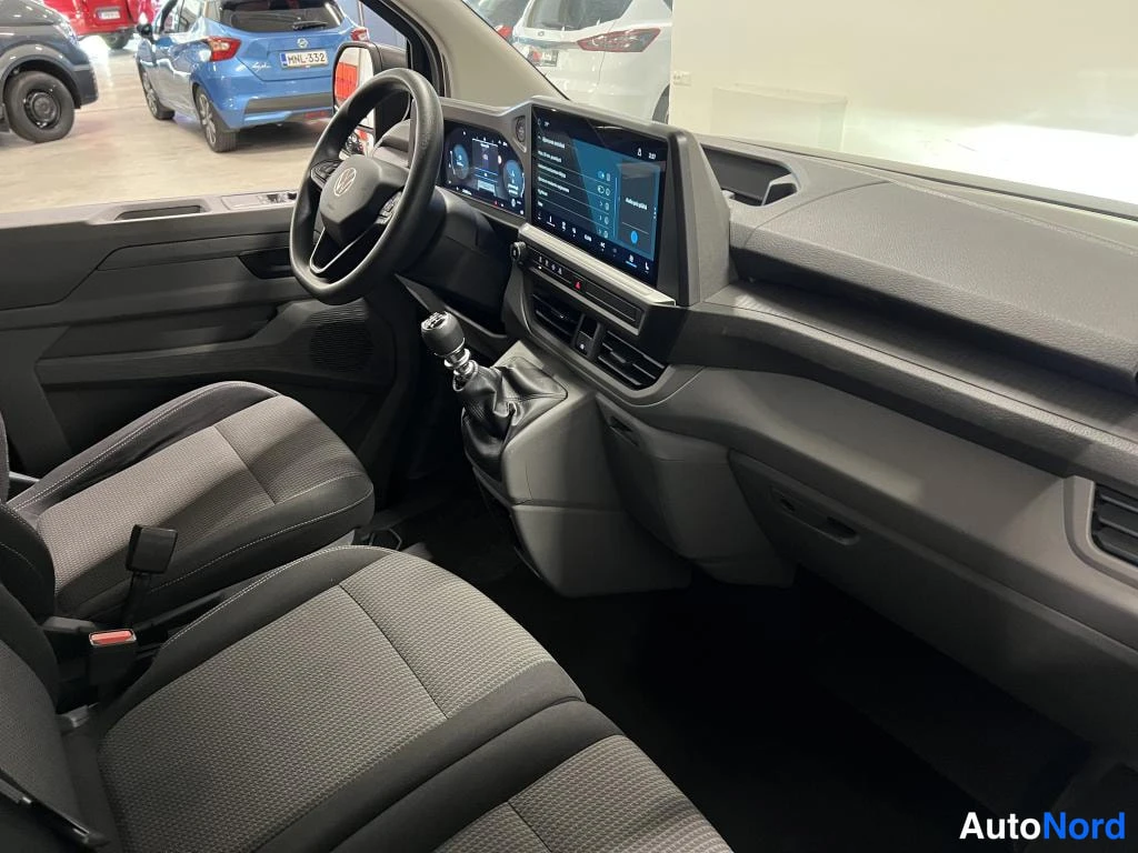 Musta Volkswagen Transporter 2025, ohjaamo, kuva 10