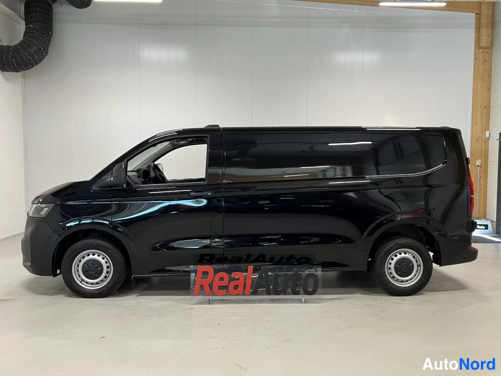 Musta Volkswagen Transporter 2025, sivulta, kuva 5