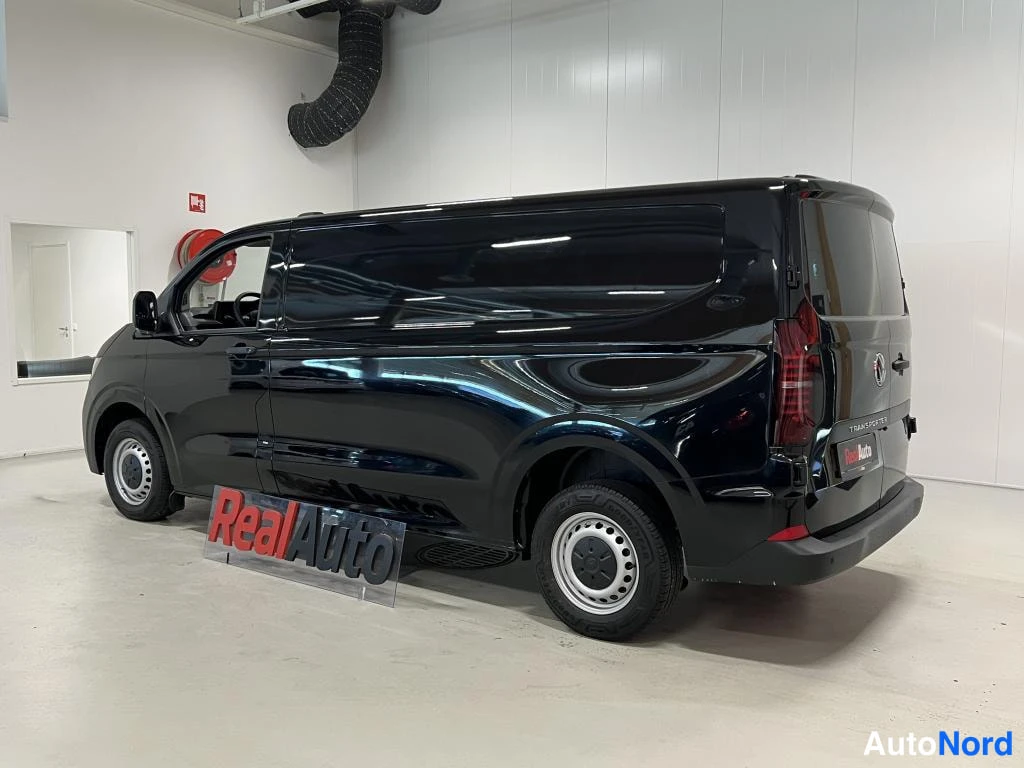 Musta Volkswagen Transporter 2025, takaviisto, kuva 7