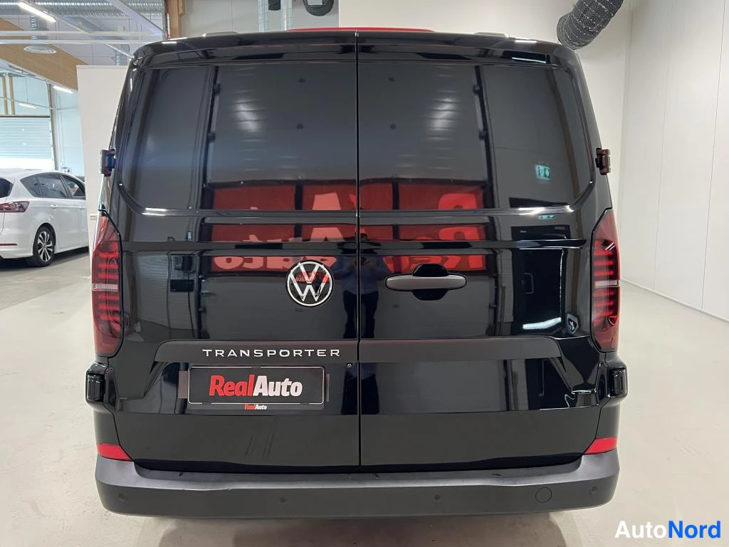 Musta Volkswagen Transporter 2025, takaa, kuva 8