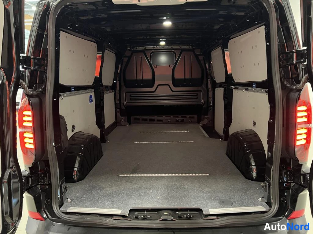 Musta Volkswagen Transporter 2025, tavaratila, kuva 13