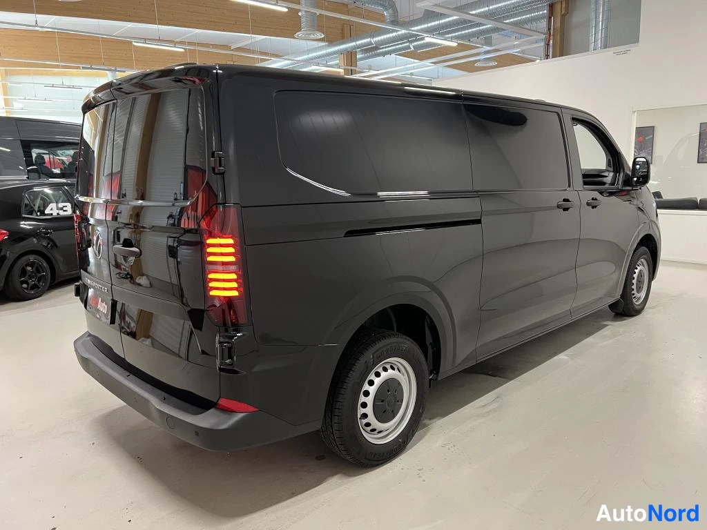 Musta Volkswagen Transporter 2025, takaviisto, kuva 6