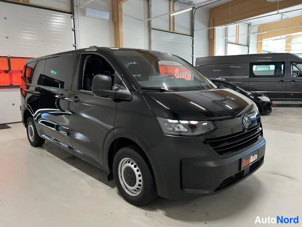 Musta Volkswagen Transporter 2025, etuviisto, keula oikealle, kuva 3