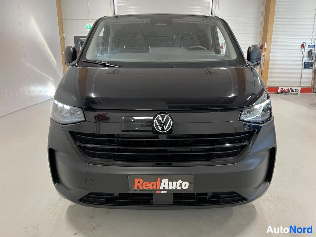 Musta Volkswagen Transporter 2025, edestä, kuva 4