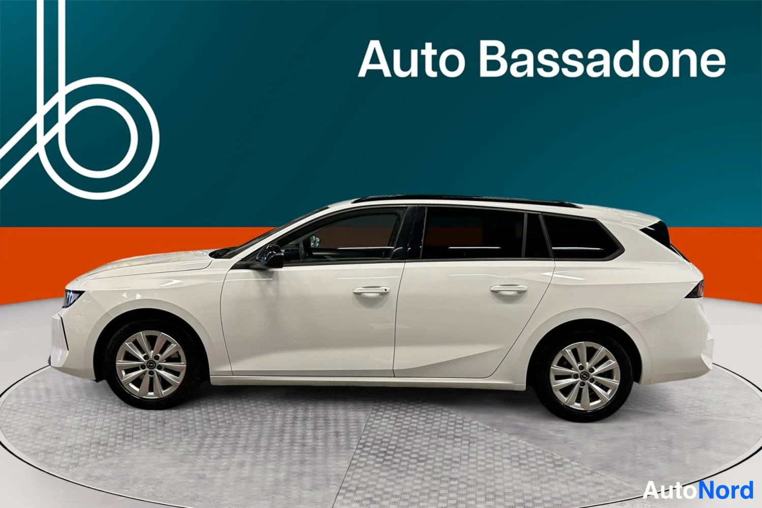 Vit Opel Astra Sports Tourer 2024, från sidan, bild 4