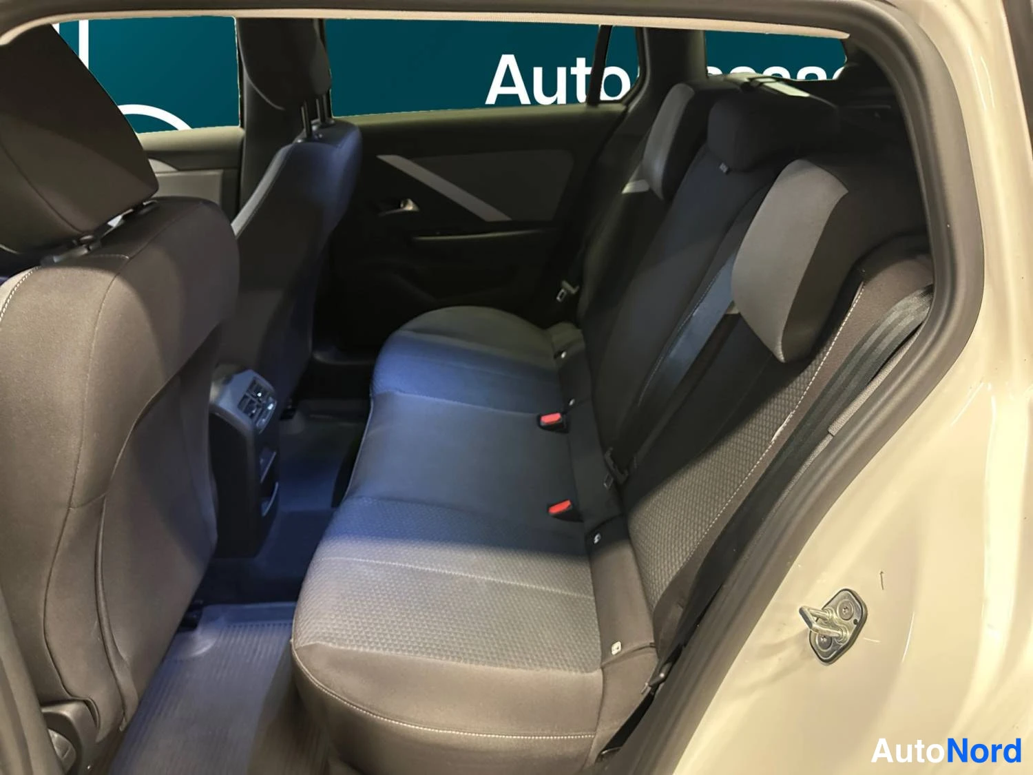 Vit Opel Astra Sports Tourer 2024, baksäten, bild 16