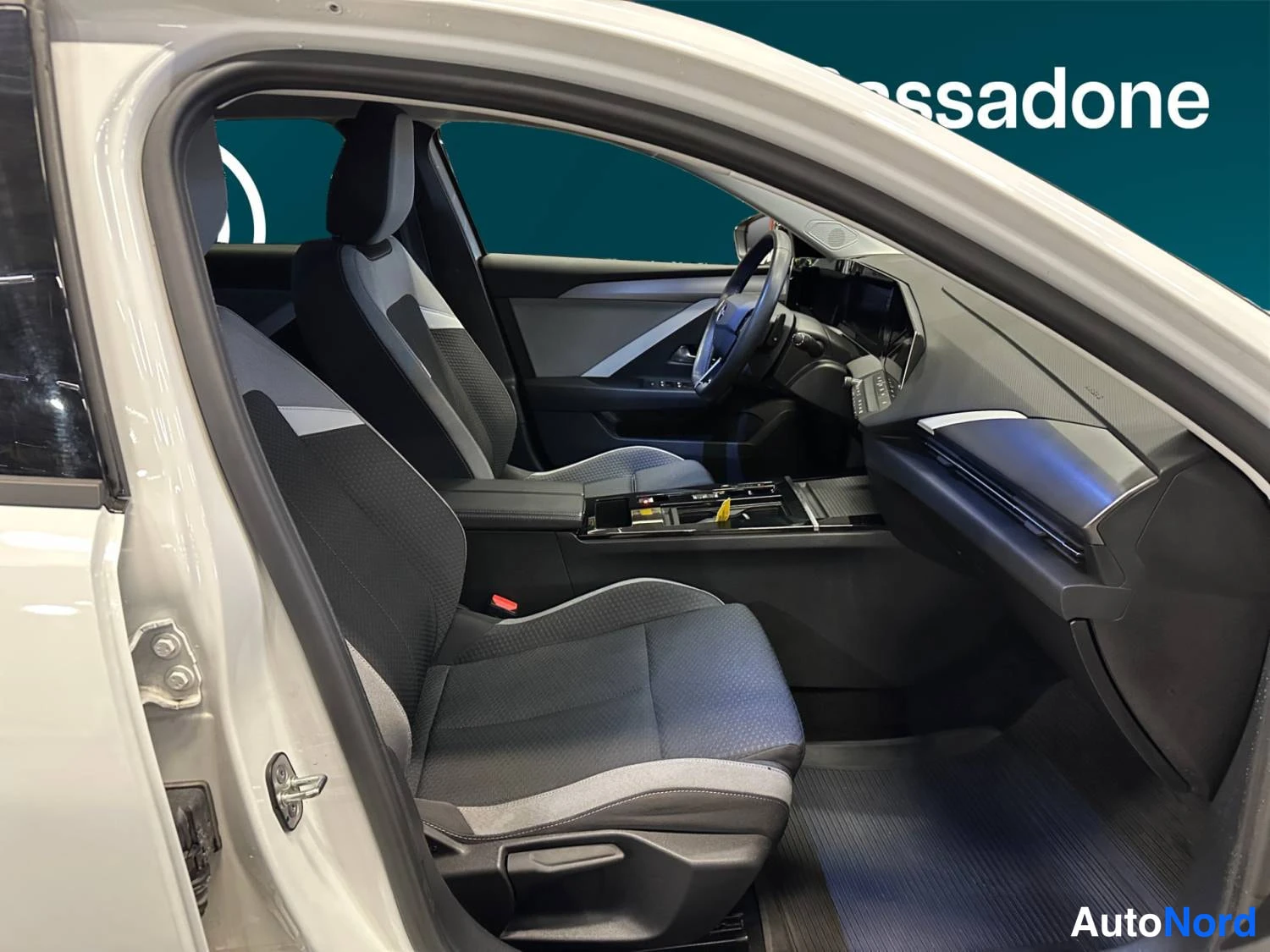 Vit Opel Astra Sports Tourer 2024, framsäten, bild 15