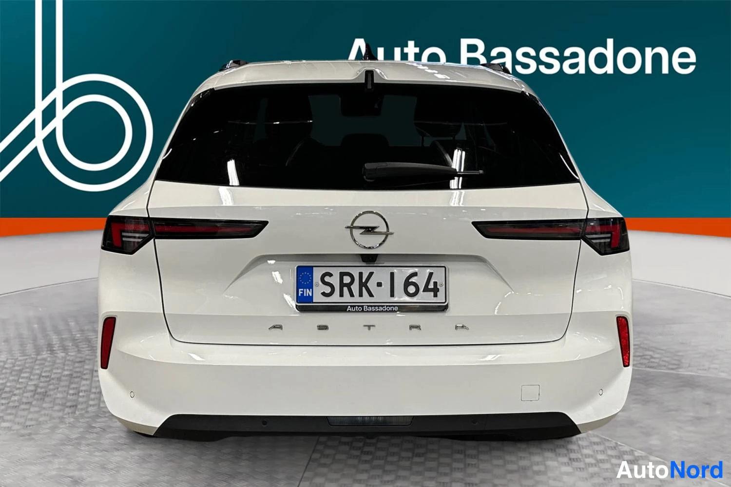 Vit Opel Astra Sports Tourer 2024, bakifrån, bild 8