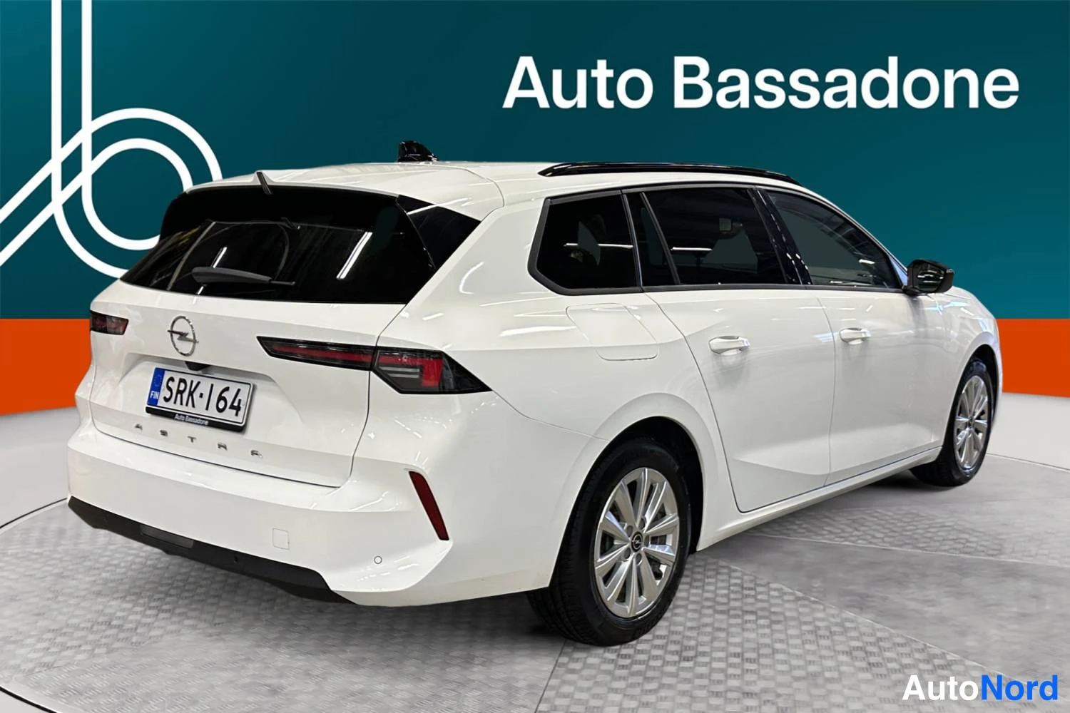 Vit Opel Astra Sports Tourer 2024, snett bakifrån, bild 7