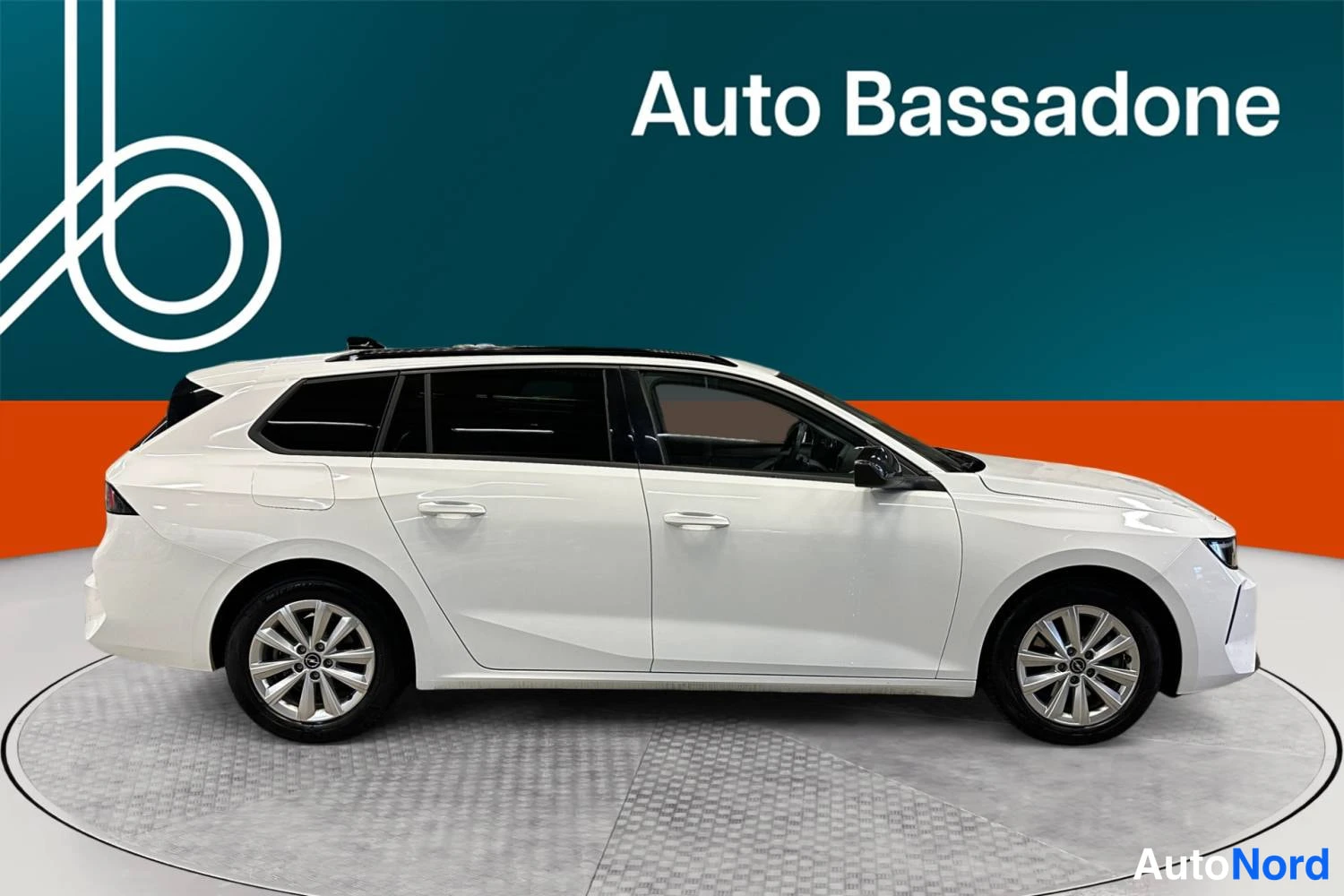 Vit Opel Astra Sports Tourer 2024, från sidan, bild 5