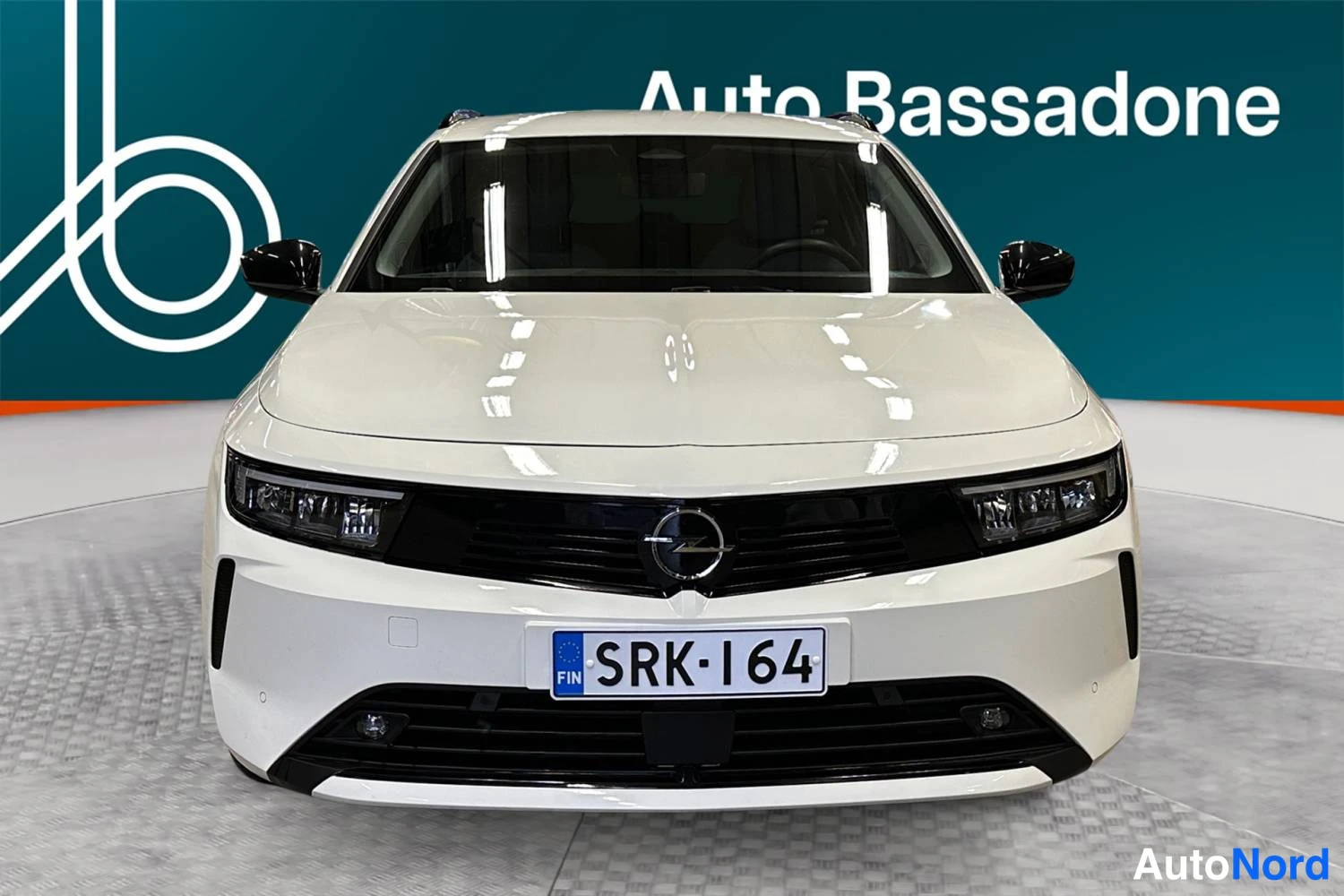 Vit Opel Astra Sports Tourer 2024, framifrån, bild 3