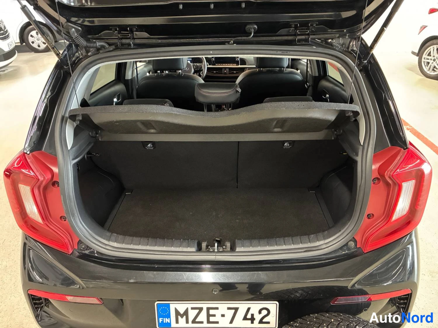 Musta Kia Picanto 2021, tavaratila, kuva 14