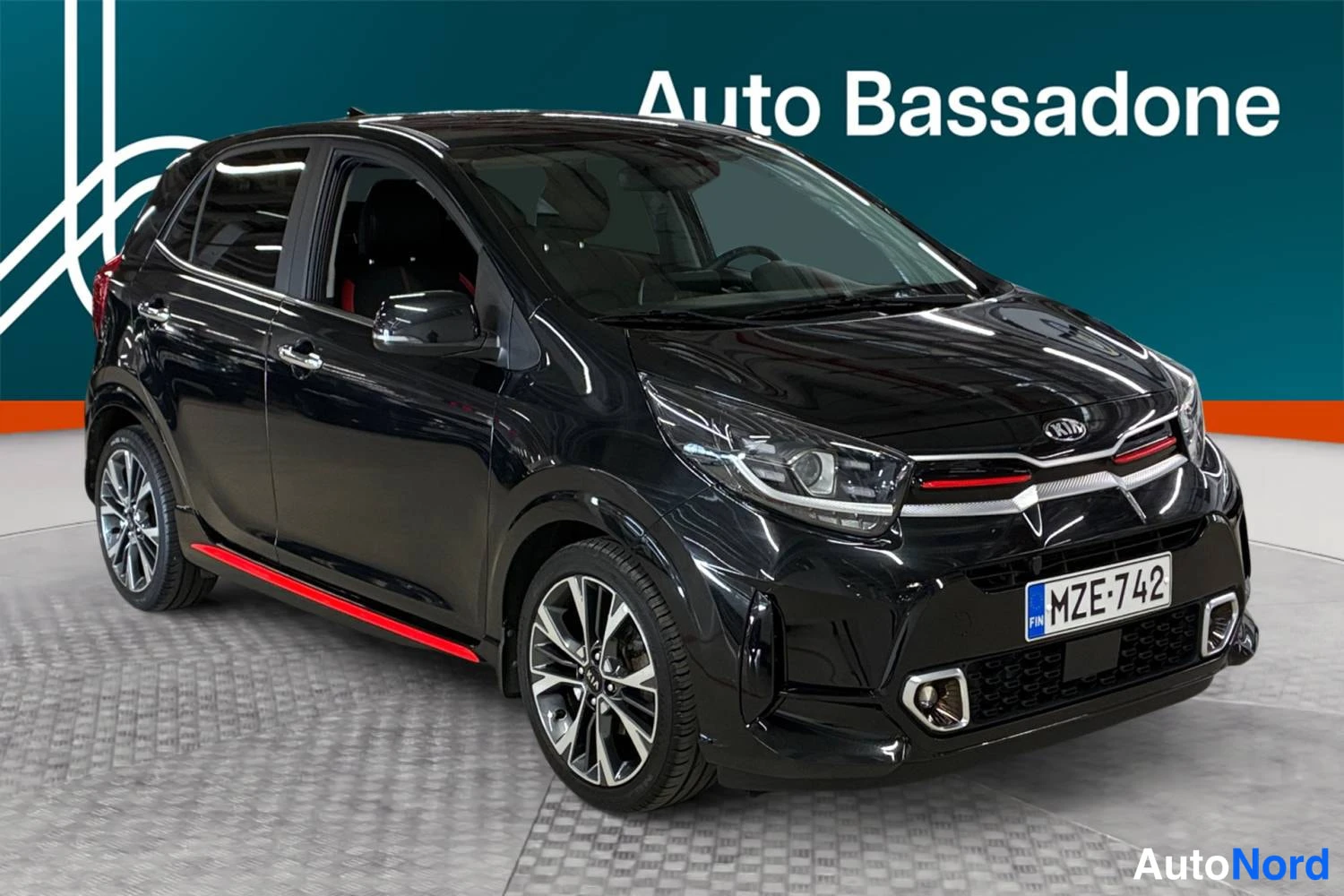 Musta Kia Picanto 2021, etuviisto, keula oikealle, kuva 2