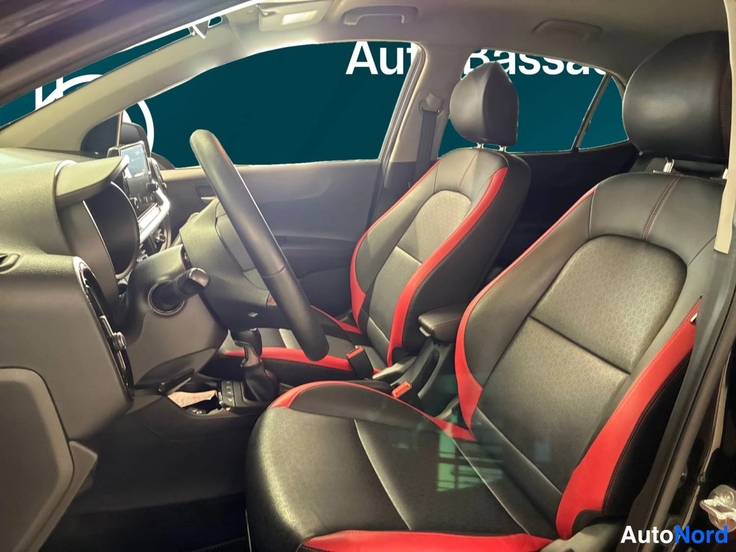 Musta Kia Picanto 2021, etuistuimet, kuva 11