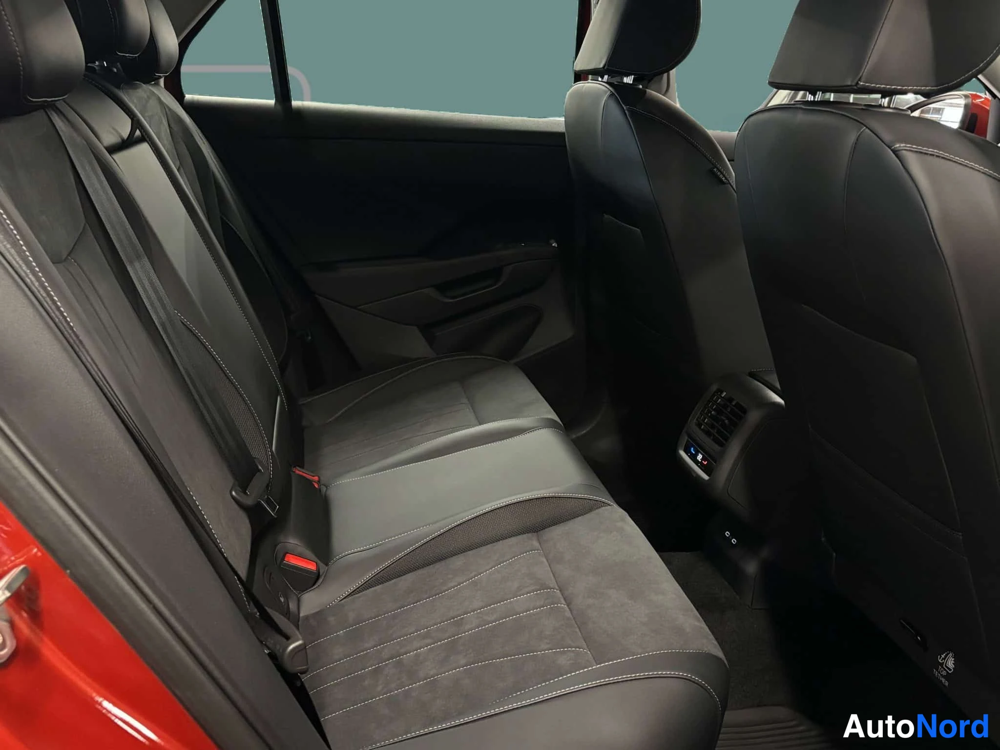 Punainen Volkswagen T-Roc 2026, takaistuimet, kuva 27