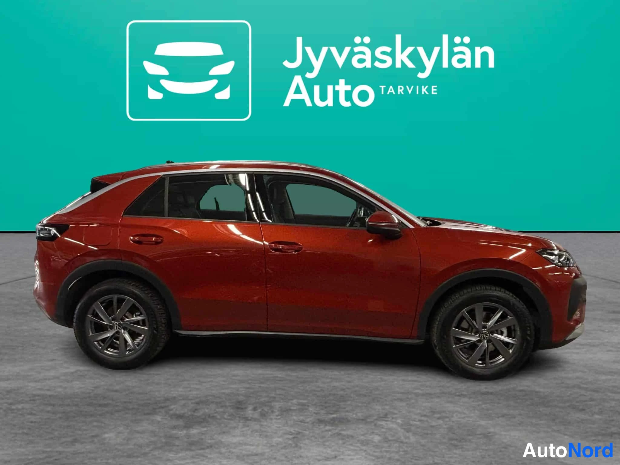 Punainen Volkswagen T-Roc 2026, etuviisto, keula oikealle, kuva 10