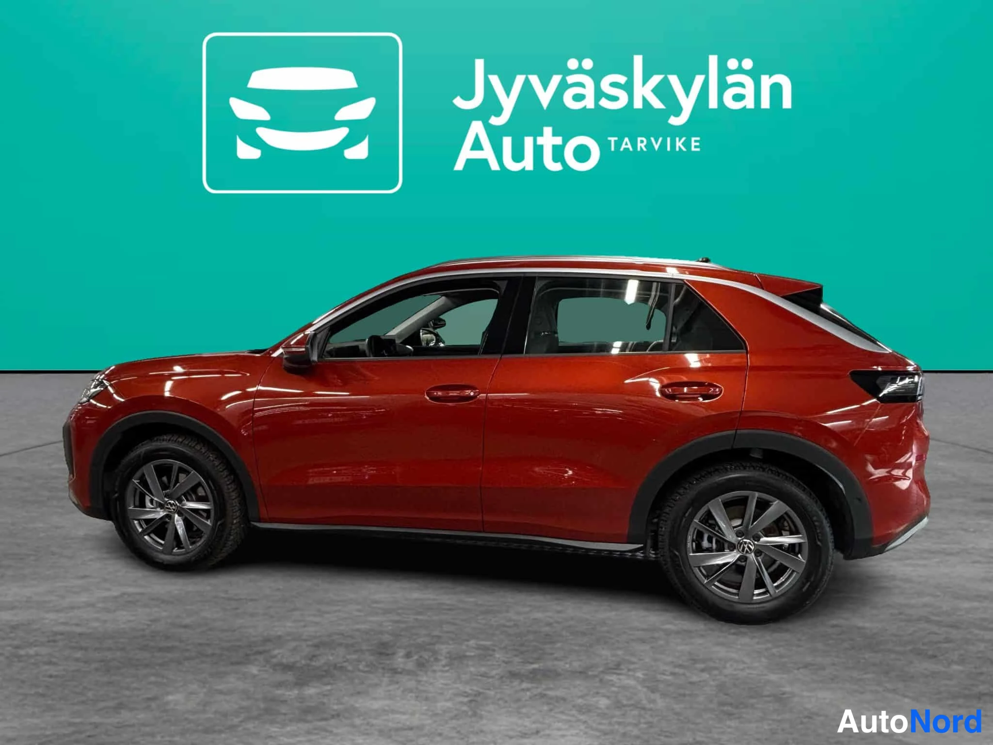 Punainen Volkswagen T-Roc 2026, etuviisto, keula vasemmalle, kuva 3