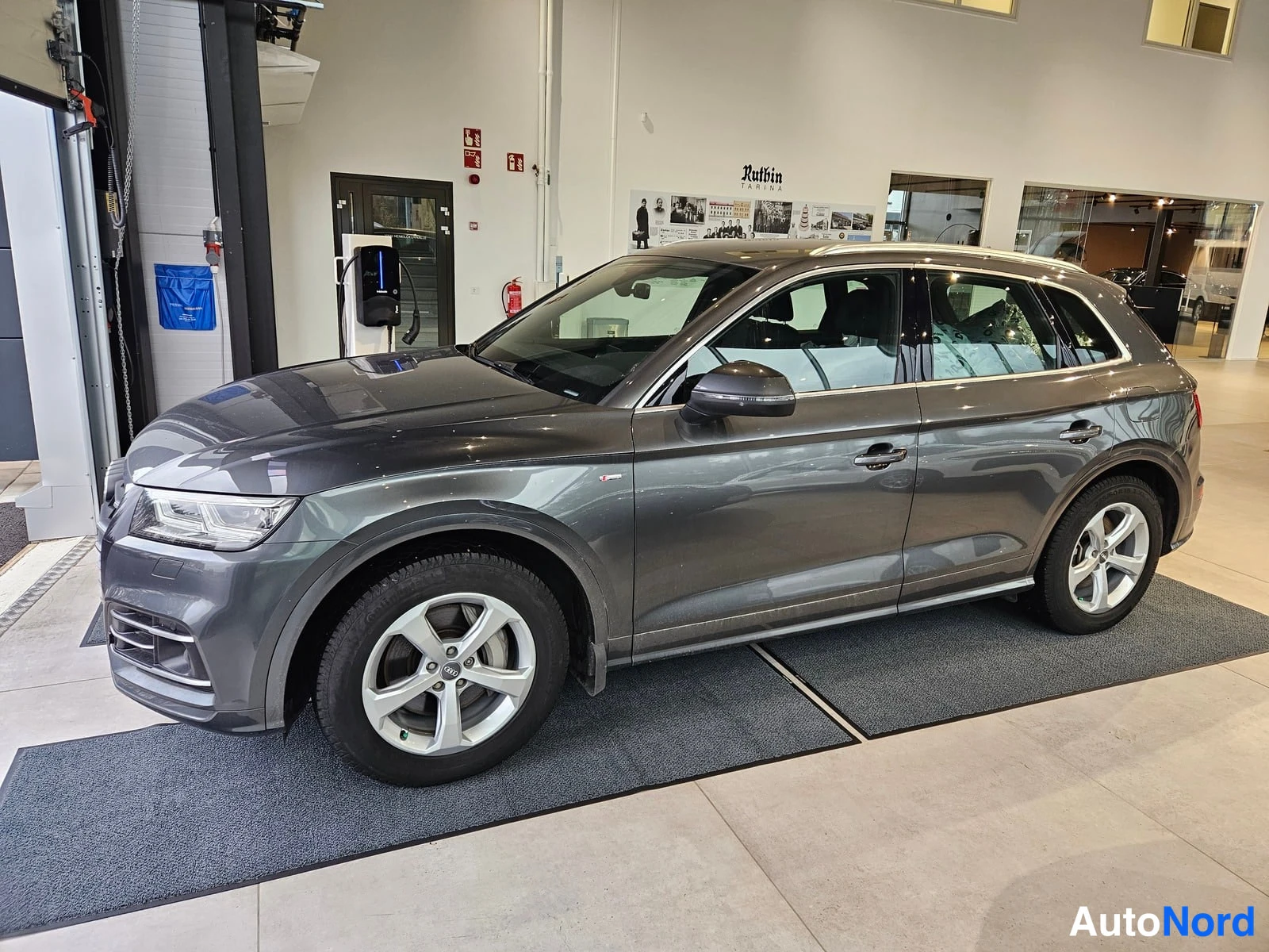 Harmaa Audi Q5 2020, etuviisto, keula vasemmalle, kuva 2