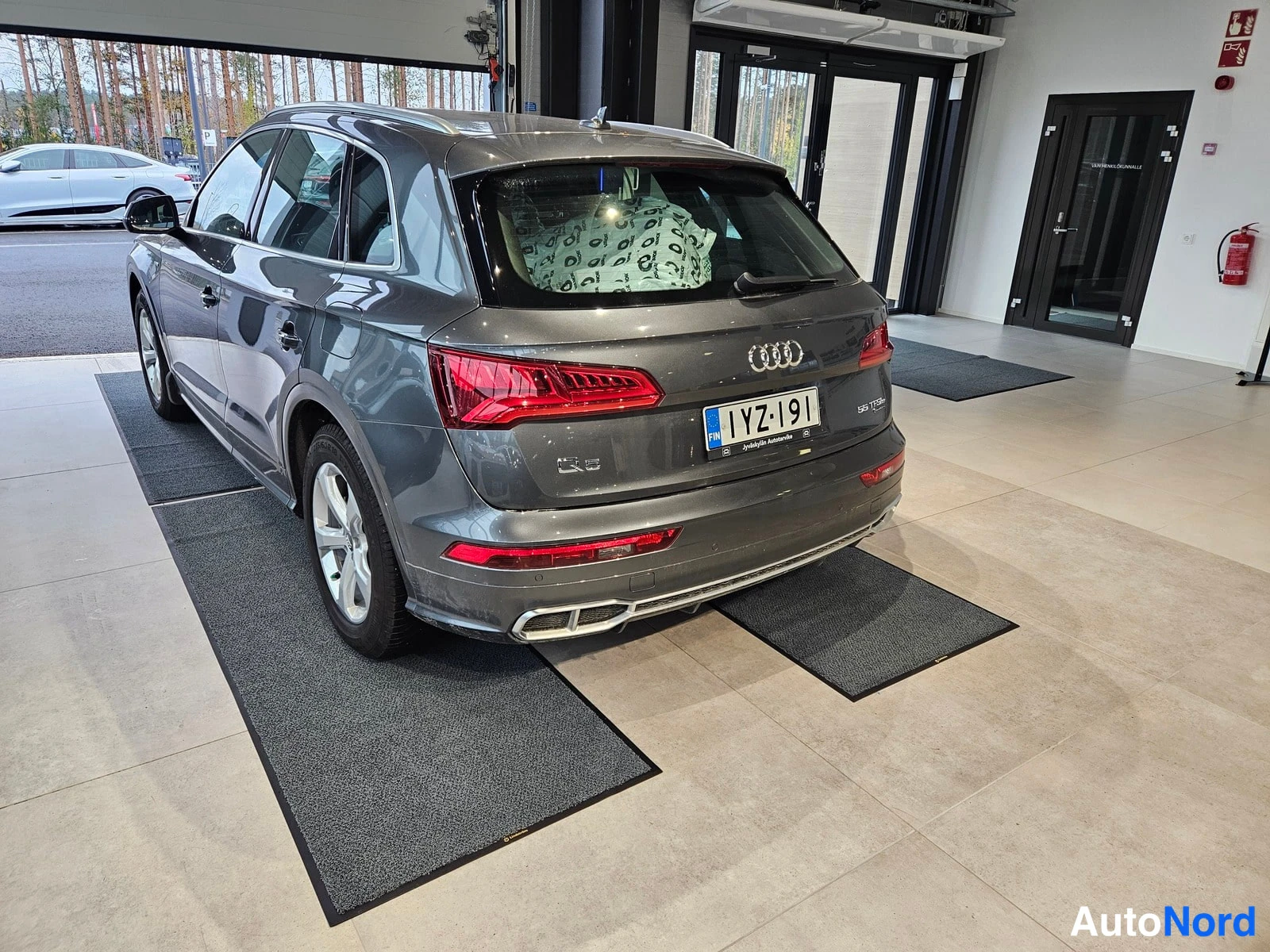 Harmaa Audi Q5 2020, takaviisto, kuva 4