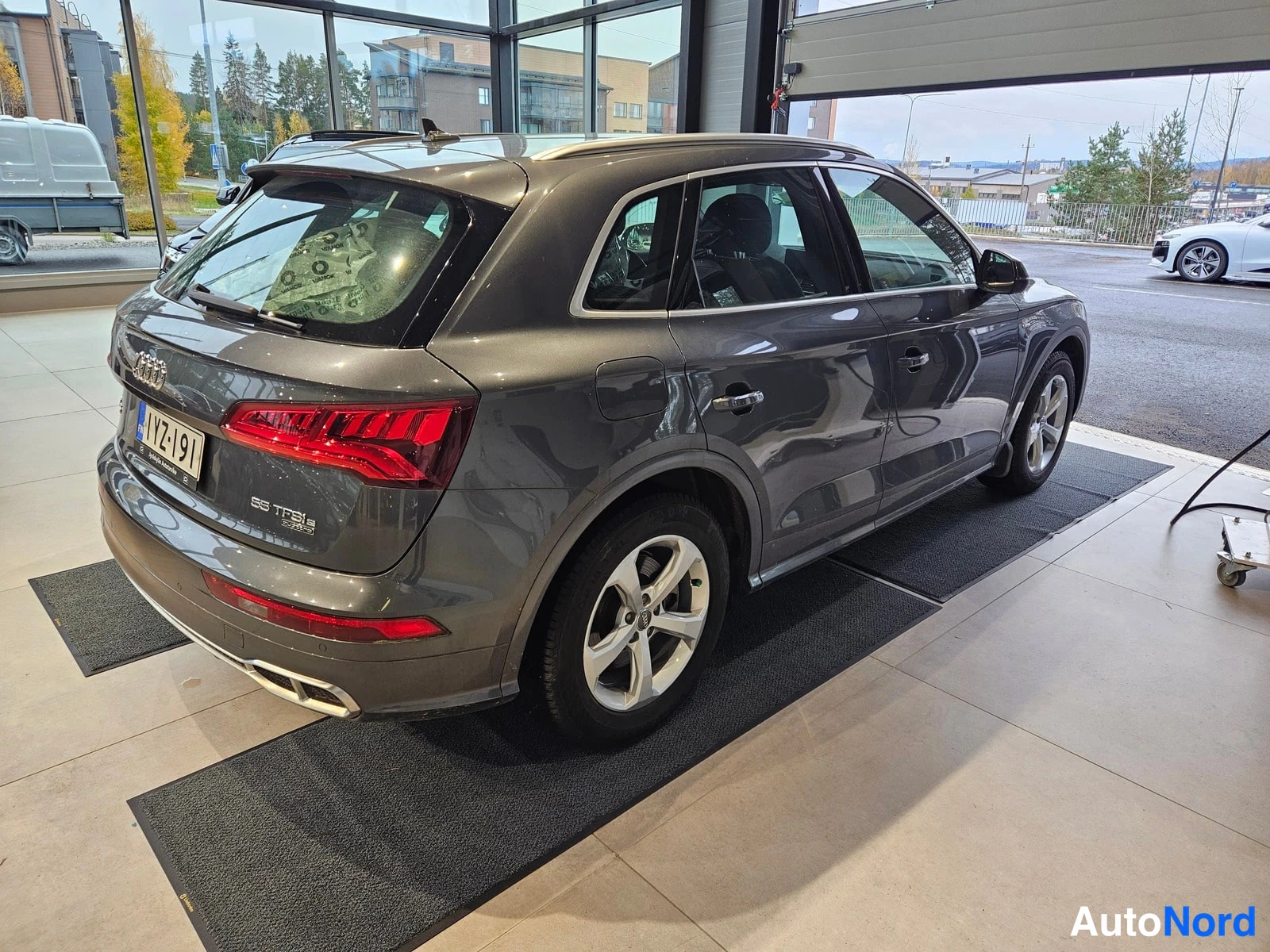Harmaa Audi Q5 2020, takaviisto, kuva 5
