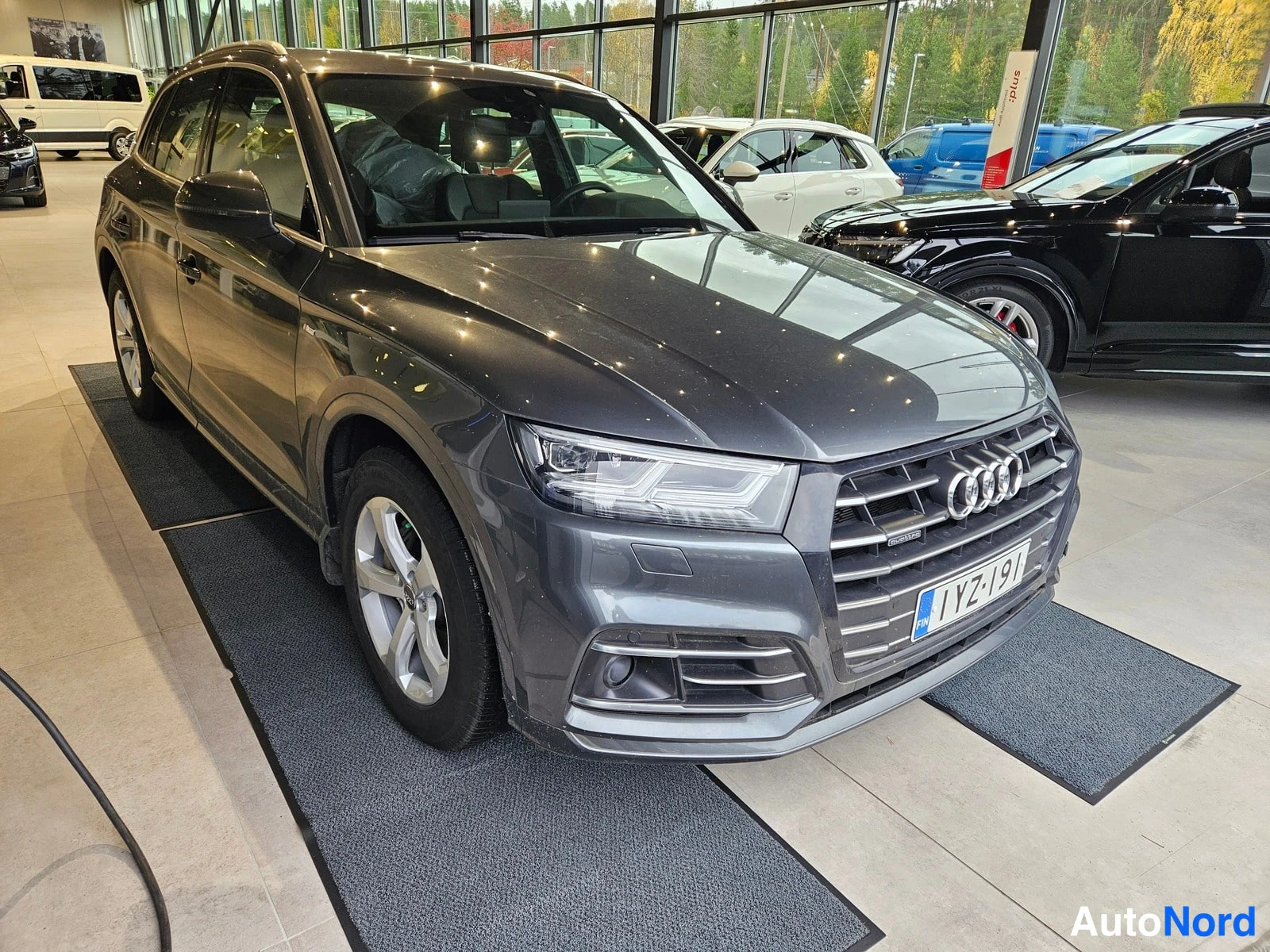 Harmaa Audi Q5 2020, etuviisto, keula oikealle, kuva 3