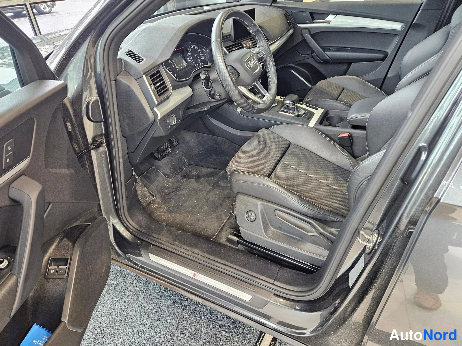 Harmaa Audi Q5 2020, ohjaamo, kuva 6