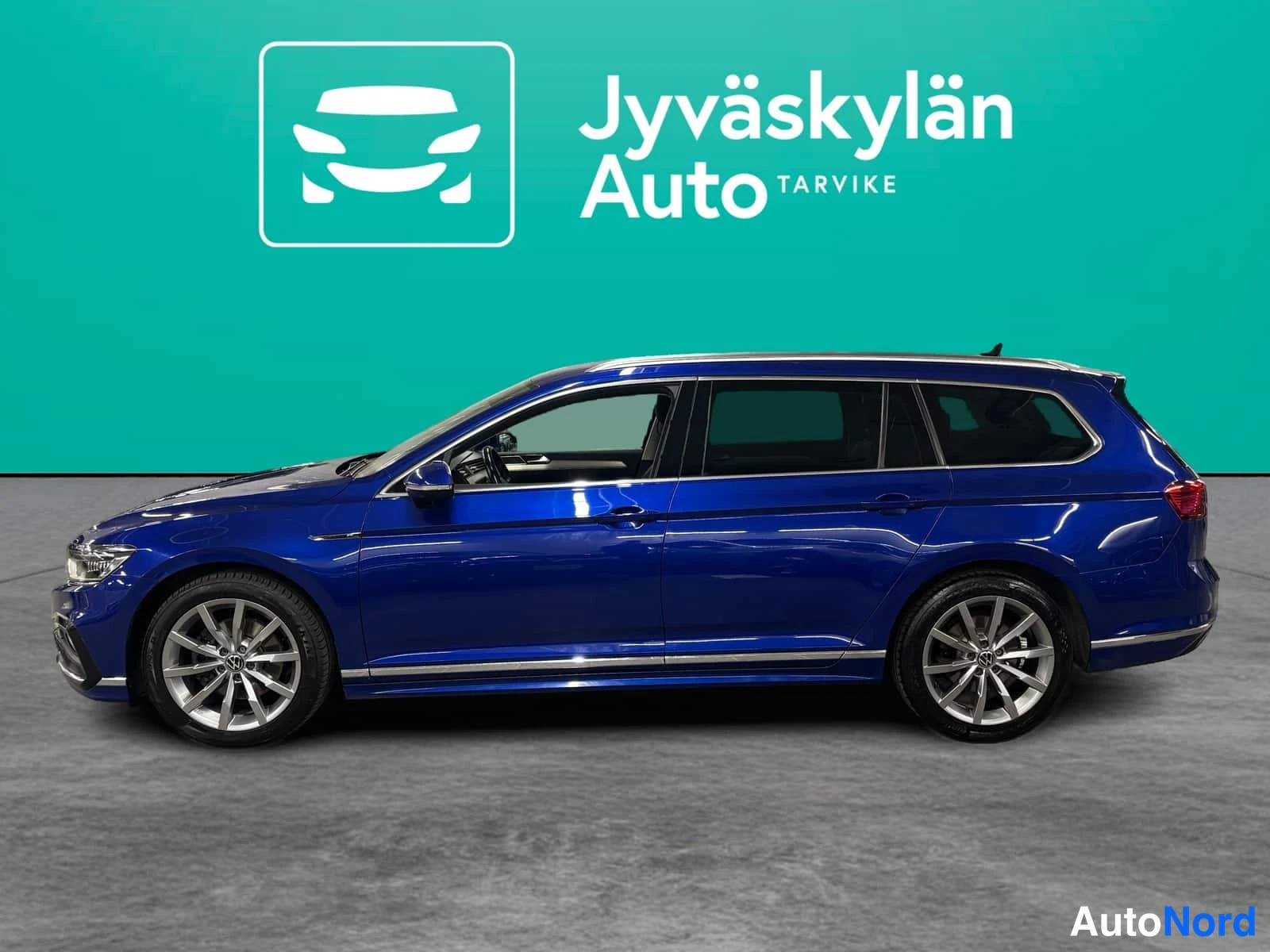 Grön Volkswagen Passat 2022, från sidan, bild 4